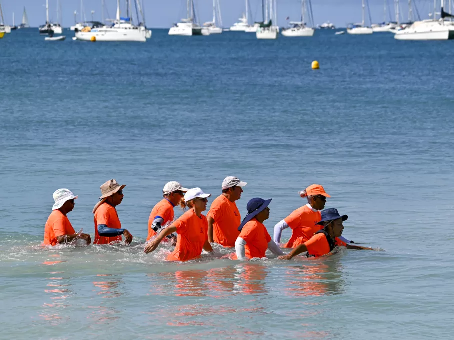 Groupe OXY MAXI pratiquant le Longe Côte (Marche Aquatique)
